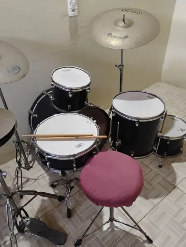VENDO BATERIA EM OTIMO ESTADO DE CONSERVAÇÃO
