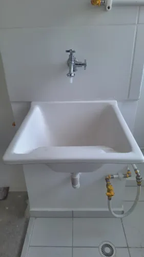 Tanque área de serviço com torneira 