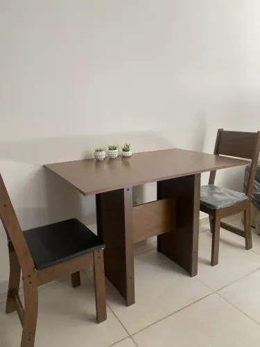 Mesa 1,10m + 2 cadeiras 