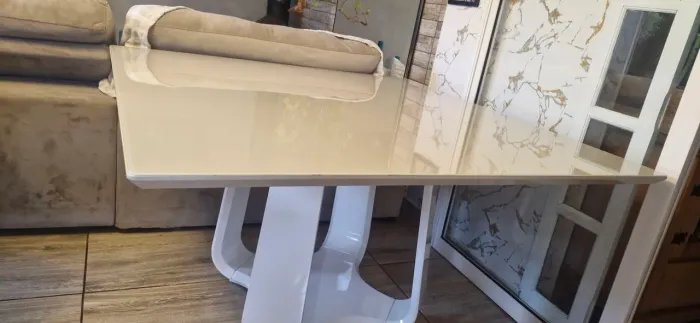 Mesa mdf e tampo de vidro branco