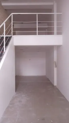Loja com 24m² de piso + mezanino no Shopping Estrada do Coco