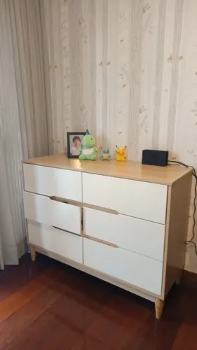 Cômoda branca com 8 gavetas