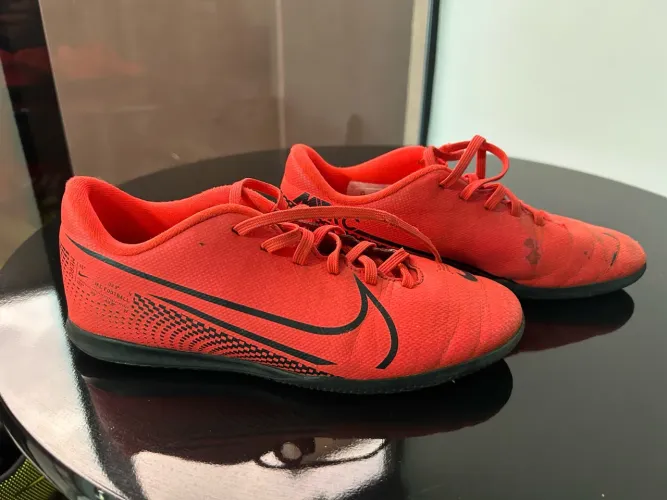 Chuteira nike mercurial futsal infantil.