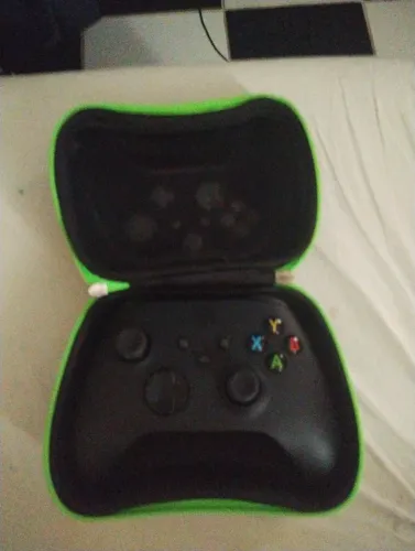 Controle de Xbox carbon black com capa protetora