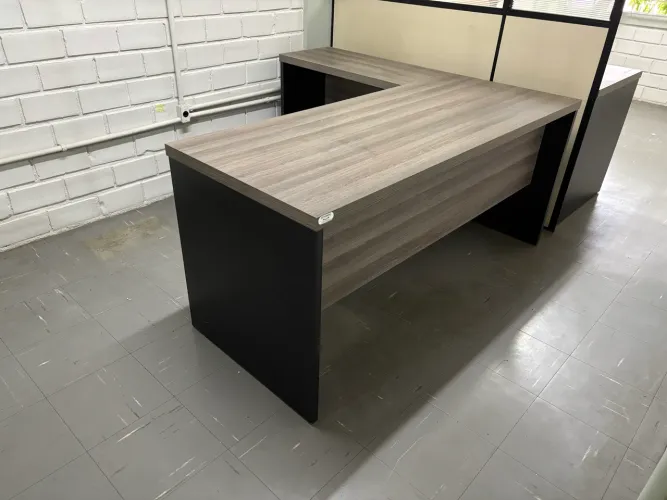 Mesa de escritório em L com gaveta