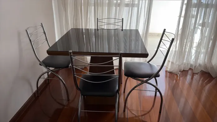 Mesa madeira tampa de vidro + 4 cadeiras