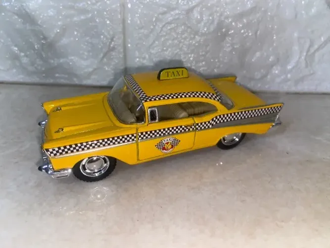 Carrinho Chevrolet Bel Air 1957 Taxi Amarelo à fricção 1/32