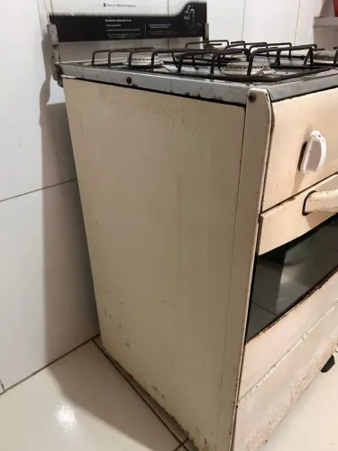 Fogão esmaltec 3 bocas funcionando e forno.