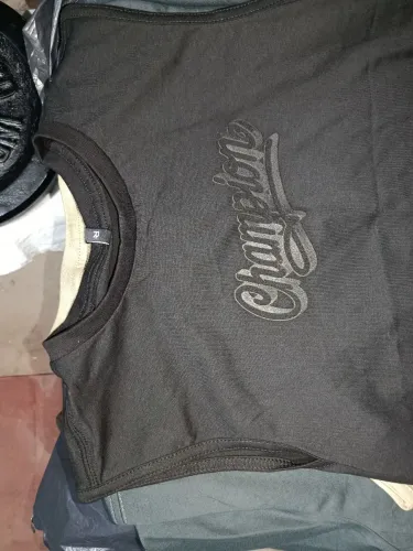 Camisas e camisetas masculinas em promocao.