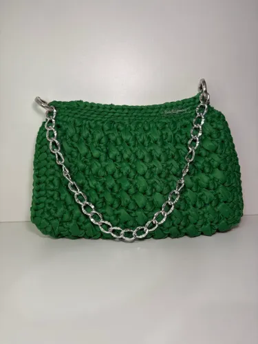 Bolsa crochê na cor verde.