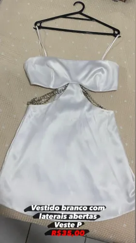 Vestido branco com laterais abertas