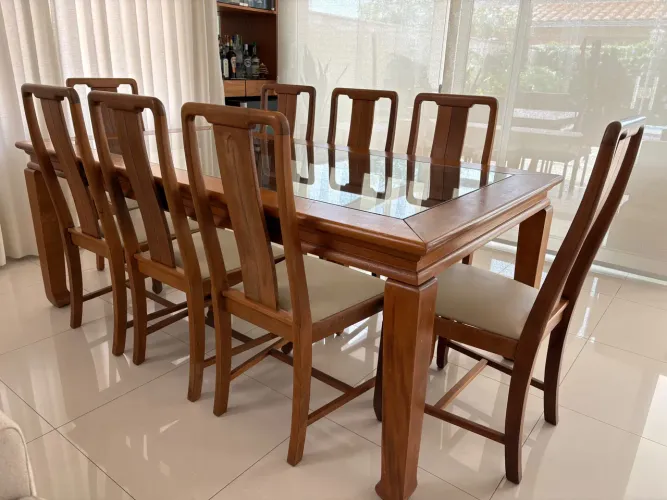 Mesa de jantar em madeira e tampo de vidro temperado