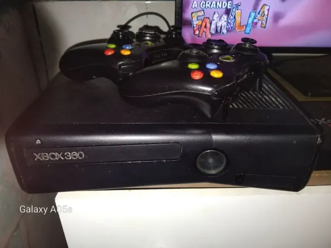 Vendo um xbox360 2 controle original e um HD 500GB com jogos