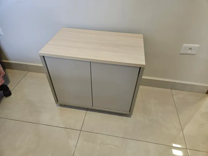Mesa de cabeceira com portas clic