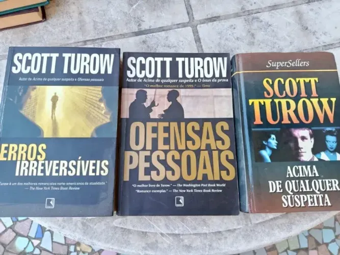 3 livros de Scott Turow: Erros irreversíveis, Ofensas pessoais, Acima de qualquer suspeita