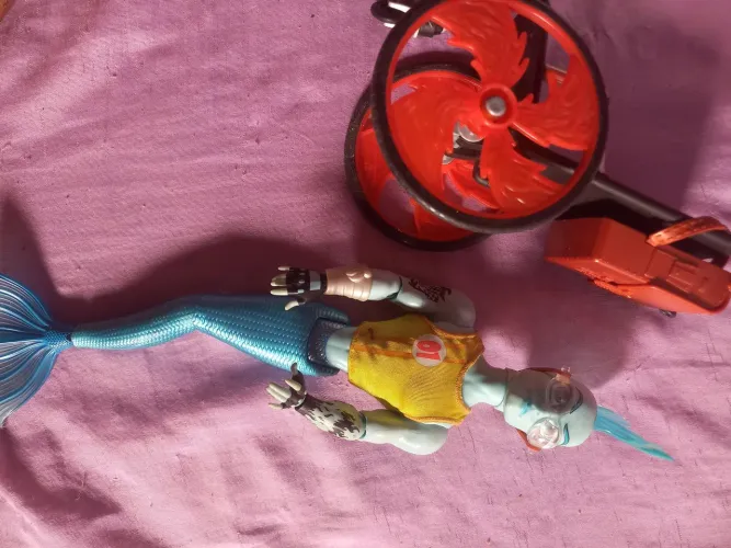 Vendo monster high finnegan usado