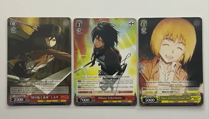 Cartas de Attack On Titan da Weiss Schwarz com Mikasa e Armin + Miniatura Lego da Mikasa