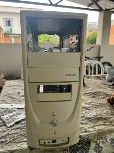 Gabinete 4 baias ATX branco Retro