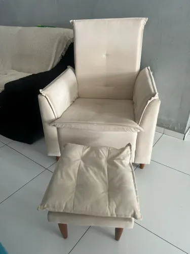 Poltrona de amamentação com puff