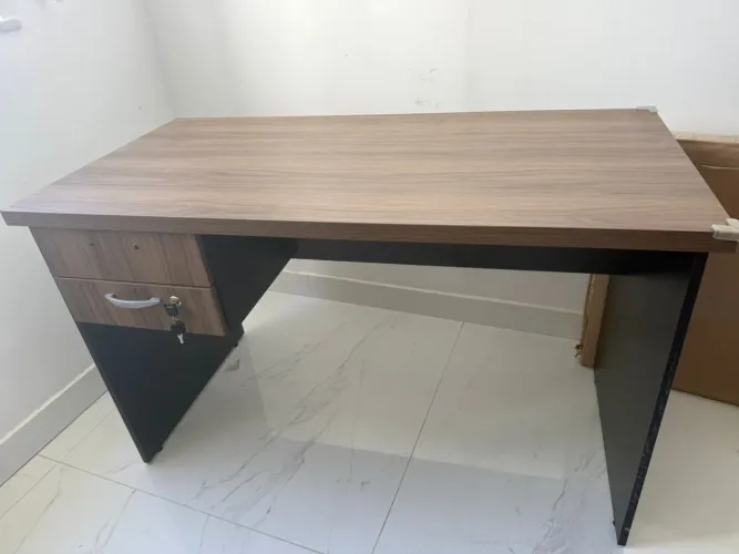 Mesa Escritório MDF 1,20m - Marfim com Preto | Excelente Estado