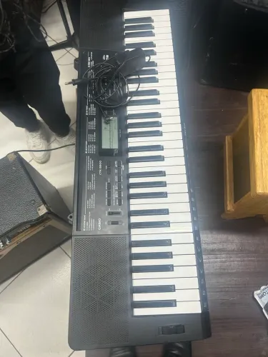 Teclado semi novo torrando leia!1500 por 889,00