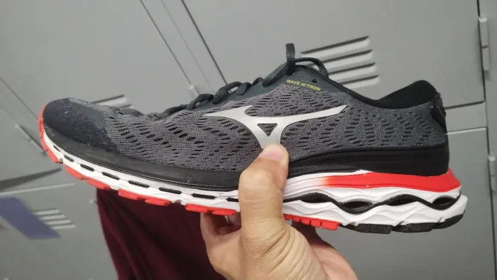 Par de tênis masculino Mizuno Wave Nitron novo usado apenas duas vezes.