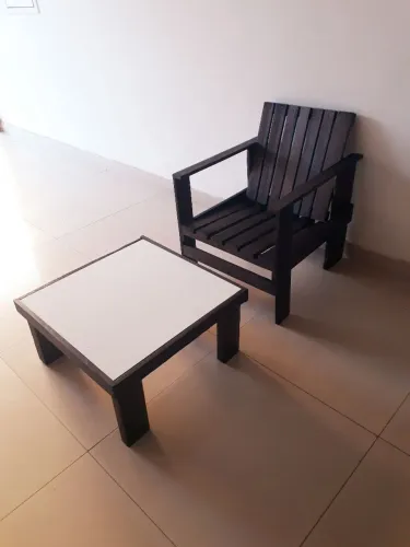 Cadeira krat em madeira com mesa de centro