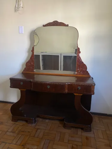 Vendo penteadeira de madeira maciça