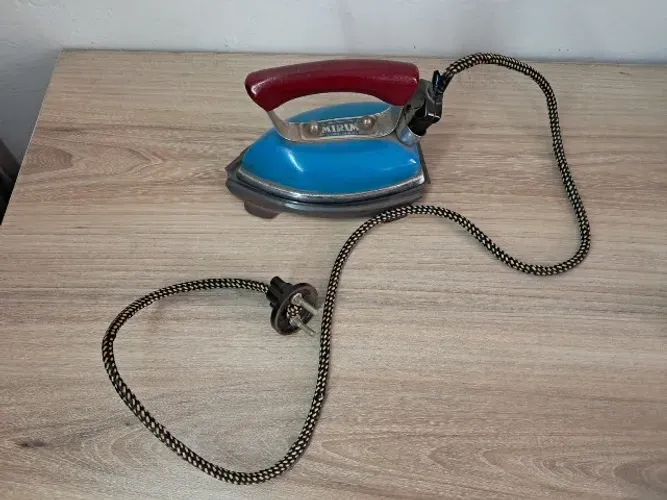 Antigo Mini Ferro de Passar Roupas da Marca Mirim ( Funcionando)