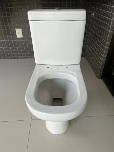 Vaso sanitário Deca com caixa acoplada 