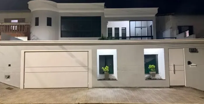 Casa com 3 dormitórios para alugar, 264 m² por R$ 11.104/mês - Santa Rita - Pouso Alegre/M
