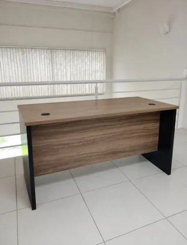 2 MESA DE ESCRITÓRIO SEMI NOVA