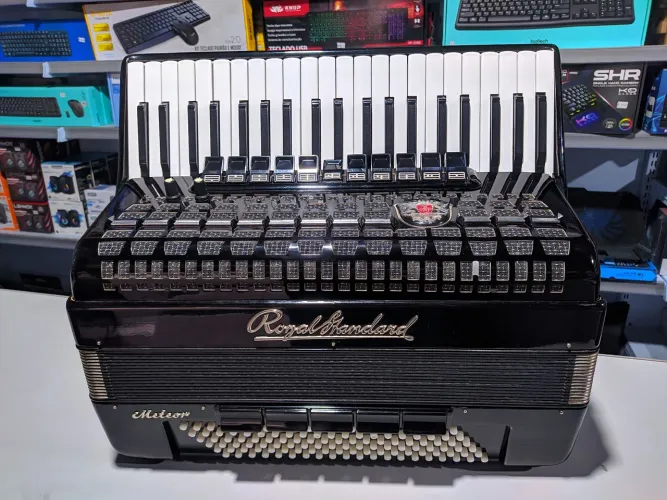 Acordeon Royal Standart 120 baixos