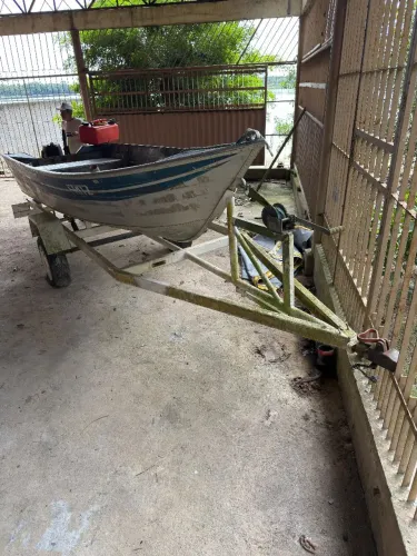 Barco de alumínio com motor e carretinha 