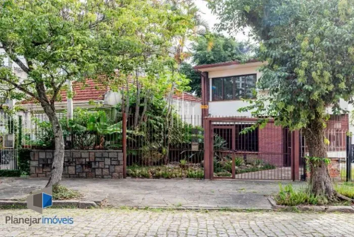 Com 3 quartos e 2 banheiros, ampla sala com garagem para 03 carros.
