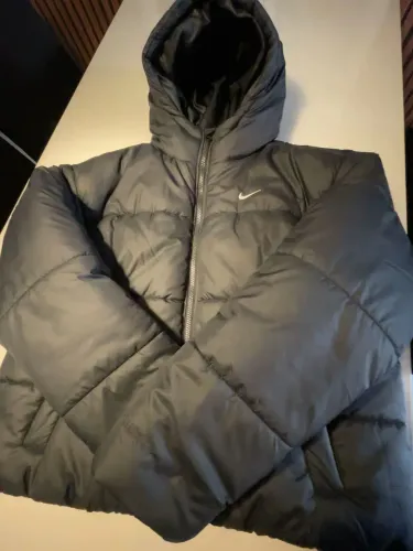 Jaqueta Nike com capuz Sportswear Therma-Fit Classic Puffer