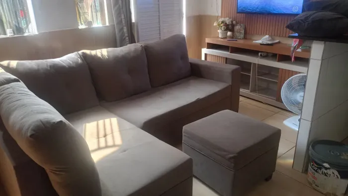 Estou vendendo este sofá de canto acompanhar pulfe só com 8 meses de uso sem uma avaria