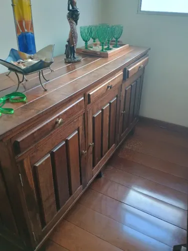 Mesa de jantar e buffet em madeira