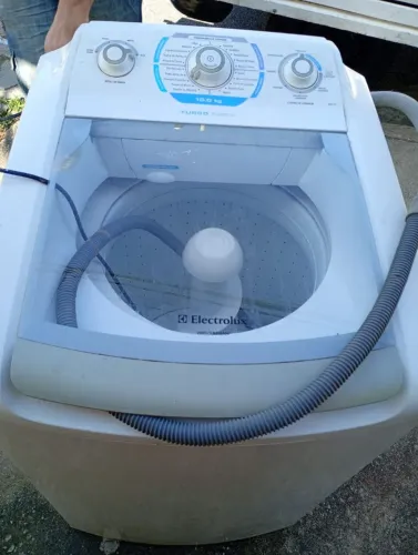 Vende-se máquina de lavar roupas 10 kilos 127v com todas as funções só pegar e usar 600 re