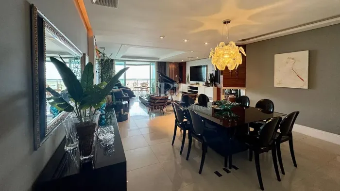 Apartamento frente mar em Coqueiros com 3 suítes, 316 m² e acesso náutico. Vista incrível
