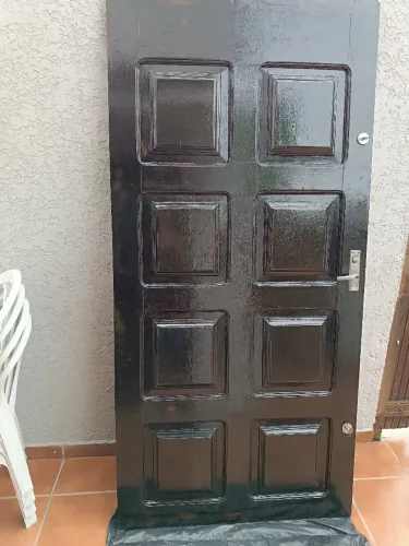 Porta madeira maciça com batente completa, acompanha 2 travas tetra e uma original. 