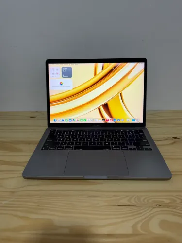 MacBook Pro M1 - Tela 13.2 Pol. TouchBar / 8GB de RAM / SSD 256GB [Aceito Trocas]