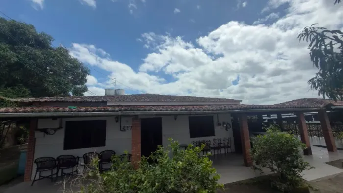Granja com imóveis, piscina e a 36km do Recife