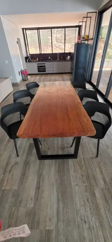 Mesa de Jantar Madeira Peroba Maciça com 6 cadeiras.