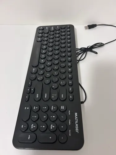 Teclado Multilaser TC234 de cor preta com teclas arredondadas.