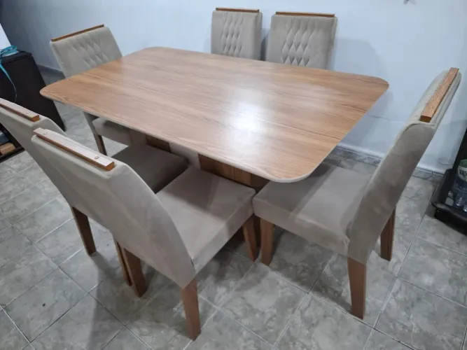 Mesa de jantar amadeirada com 6 cadeiras estofadas