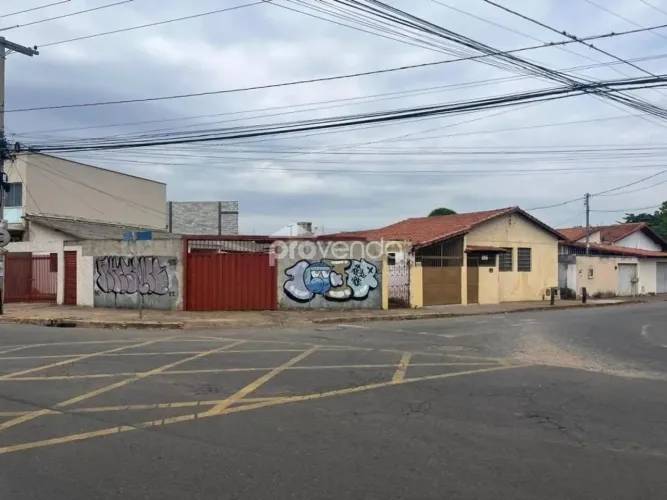TERRENO COM 560M² - ÁREA EDIFICADA DE 183M² - SETOR COIMBRA - GOIÂNIA/GO