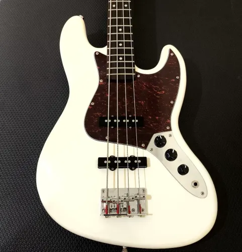 Baixo SX Jazz Bass passivo 4 cordas + capa + cabo + correia