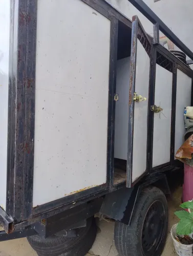 Vendo ou troco carretinha com 04 compartimentos 