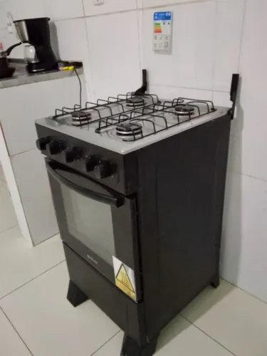 Fogão de 4 bocas na cor preta